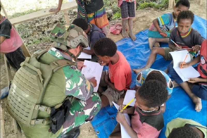 Prajurit Yonif 323/Kostrad Bantu Mengajar di Sekolah Darurat Wuyuneri Papua Tengah