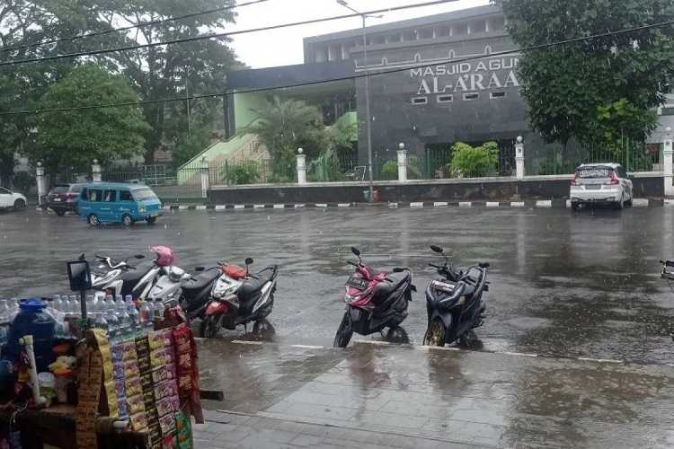 Prakiraan Cuaca BMKG: Jakarta Senin Pagi Berawan dan pada Malam Hujan Ringan