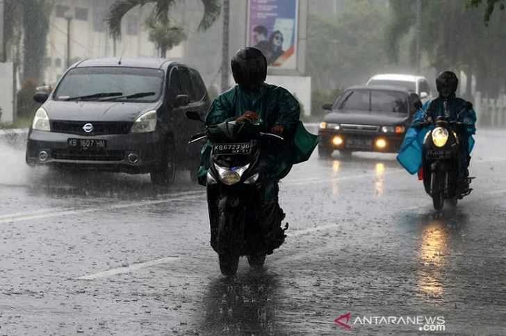 Prakiraan Cuaca Jumat, Hujan Masih Akan Mengguyur Sejumlah Kota Besar