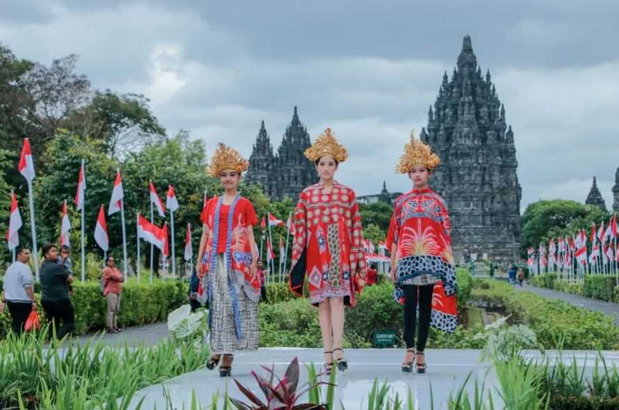 Prambanan Catwalk Nusantara Angkat Potensi Kain Tradisional