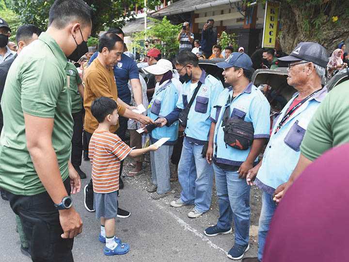 Presiden Bagikan Bantuan ke Pedagang di Surakarta