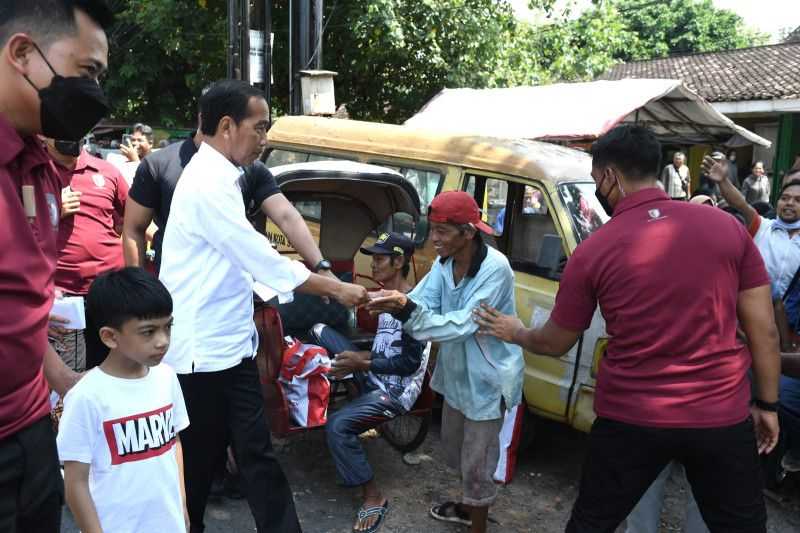 Presiden bagikan bantuan untuk pedagang di sejumlah pasar Surakarta