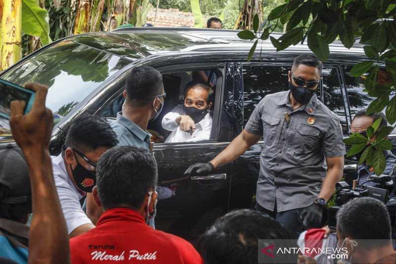 Presiden Bagikan Sembako di Cideng