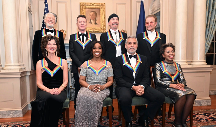 Presiden Biden Puji Talenta George Clooney, U2, Gladys Knight, dan Penerima Kennedy Center Honors Lain