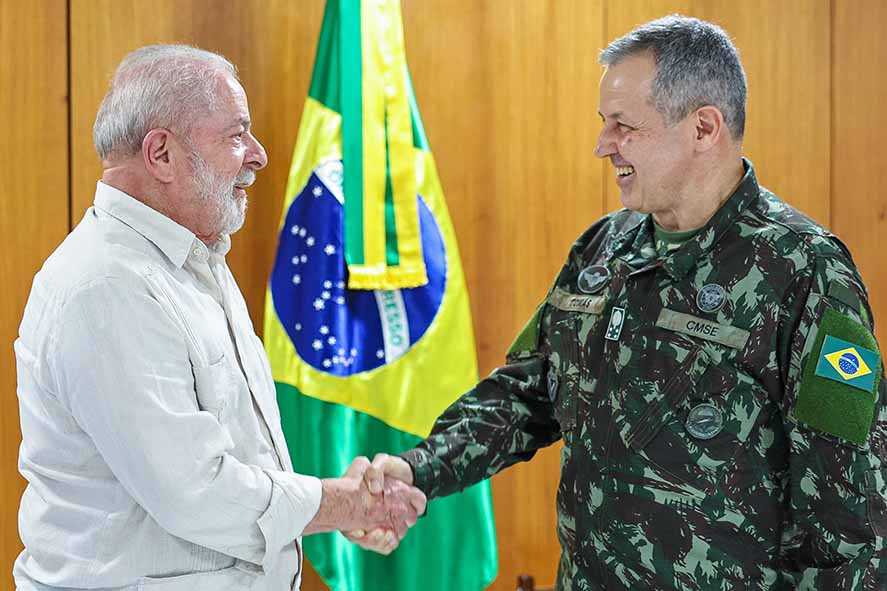 Presiden Brasil Pecat  Panglima Militer
