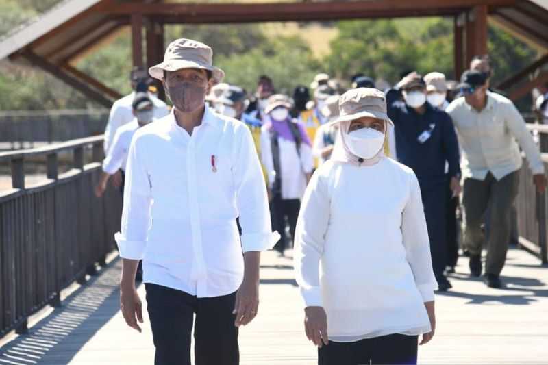 Presiden Joko Widodo Kunjungi Pulau Rinca dengan Kapal Pinisi