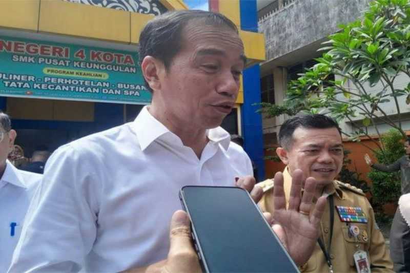 Presiden Joko Widodo Memasan Kemeja Karya Siswa SMK Negeri 4 Kota Jambi