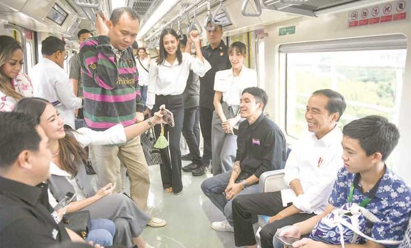 PRESIDEN JOKOWI AJAK ARTIS NAIK LRT