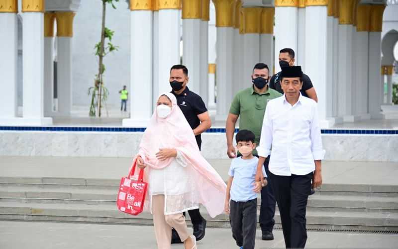 Presiden Jokowi Ajak Jan Ethes Salat Duha di Masjid Raya Sheikh Zayed