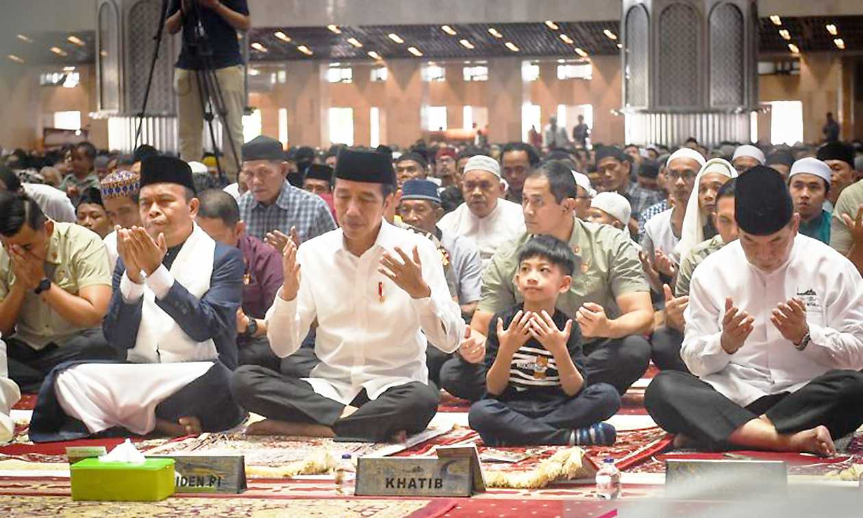 Presiden Jokowi Ajak Jan Ethes Shalat Jumat di Istiqlal
