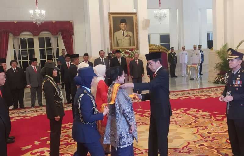 Presiden Jokowi Anugerahkan Tanda Kehormatan ke Iriana Jokowi dan Sejumlah Tokoh