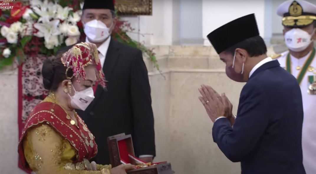 Presiden Jokowi Anugerahkan Tanda Kehormatan kepada Tokoh Berjasa di Istana Negara