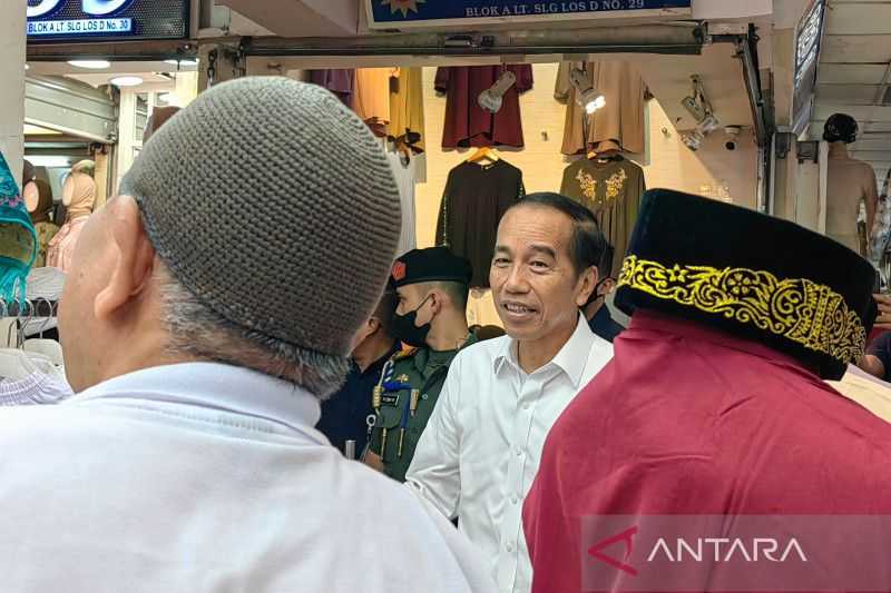 Presiden Jokowi Awali Tahun 2023 dengan Blusukan di Pasar Tanah Abang