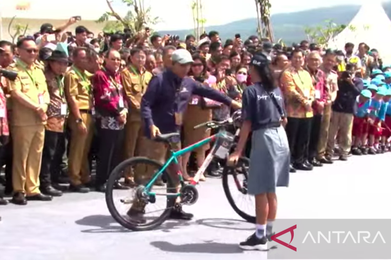 Presiden Jokowi Bagi-bagi Sepeda Lagi di Minahasa Utara