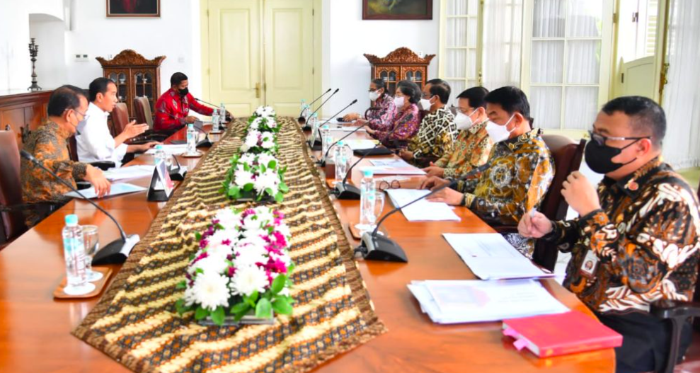 Presiden Jokowi Beri Anugerah Gelar Pahlawan Bagi Dr dr H R. Soeharto dan Paku Alam VIII