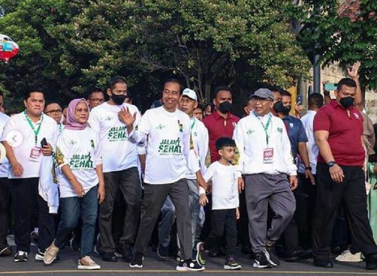 Presiden Jokowi dan Ibu Iriana Jalan Sehat Bersama Warga di Solo