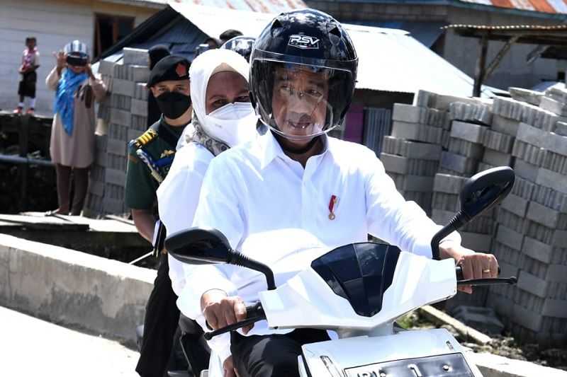 Presiden Jokowi dan Ibu Negara Berboncengan Kendarai Sepeda Motor Listrik