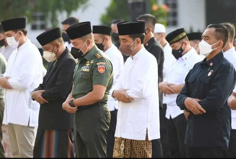 Presiden Jokowi dan Pangdam IV/Diponegoro Mayjen TNI Widi Prasetijono Shalat Id di Halaman Gedung Agung   