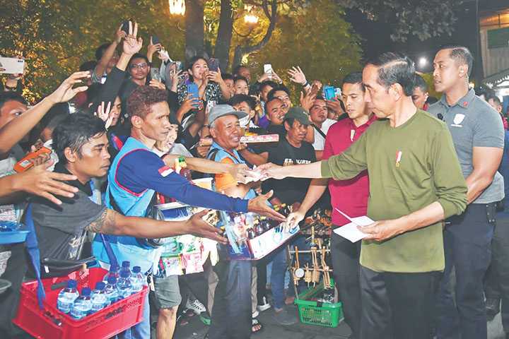 Presiden Jokowi Jalan Kaki di Kawasan Malioboro