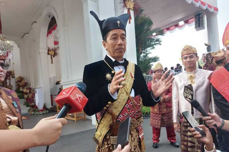 Presiden Jokowi Menyapa Masyarakat yang Hadir di Istana Merdeka saat HUT ke-78 RI