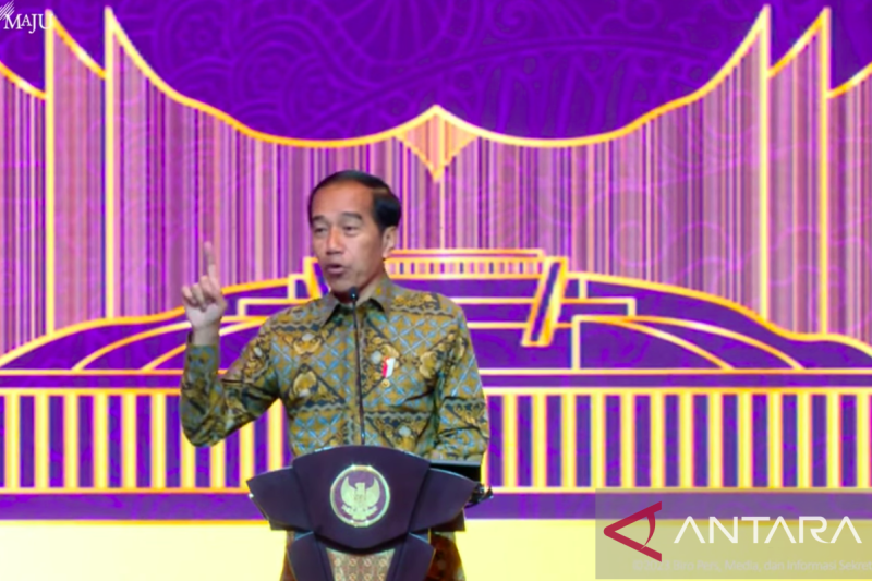 Presiden Jokowi Minta Pengawasan Asuransi dan Pinjol Lebih Intensif