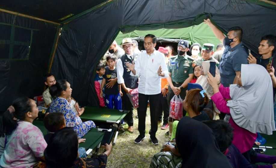 Presiden Jokowi Pastikan Evakuasi hingga Distribusi Logistik di Cianjur Lancar
