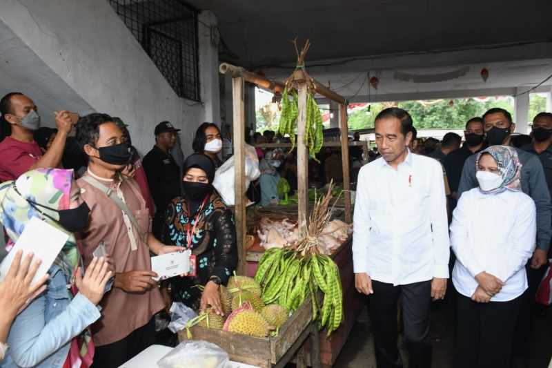 Presiden Jokowi Sampaikan Bansos untuk Pedagang Pasar Baru, Subang