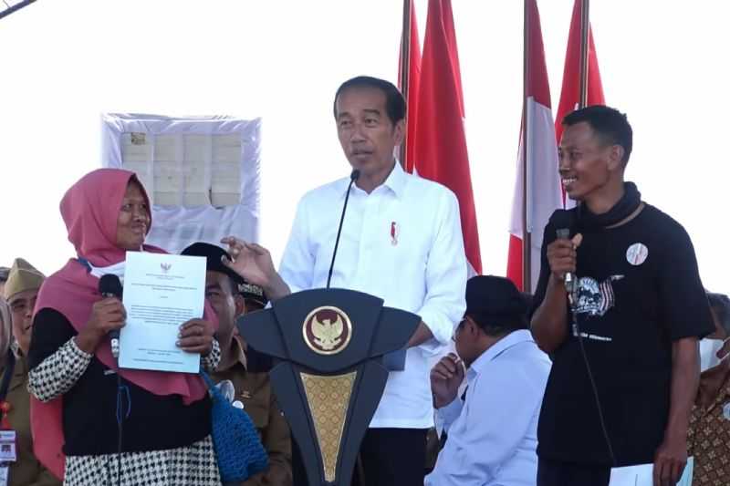 Presiden Jokowi Serahkan 1.043 Sertifikat Tanah ke Masyarakat Blora