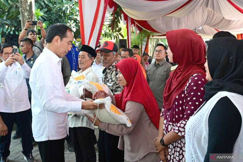 Presiden Jokowi Serahkan Bantuan Beras ke KPM di Cilegon 