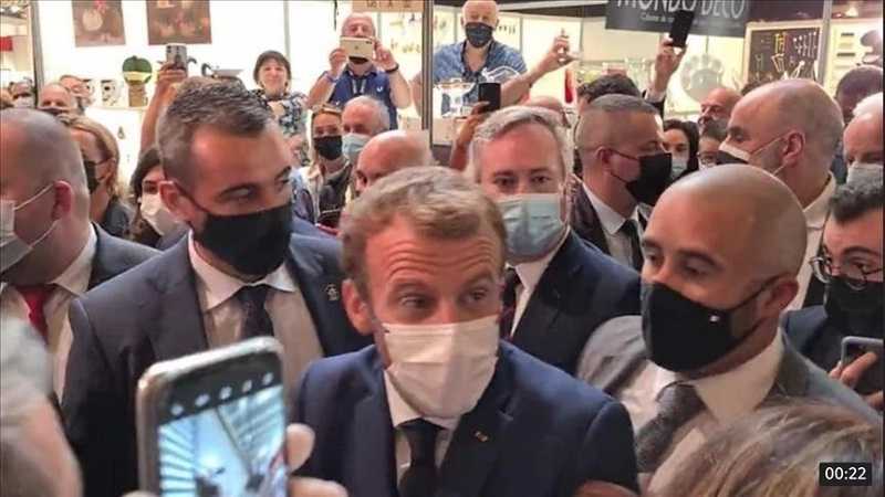 Presiden Macron Dilempar Telur Saat Hadiri Pameran Perdagangan