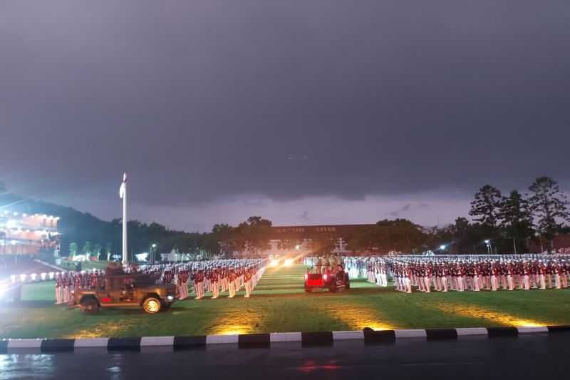 Presiden Prabowo dan Wapres Gibran Diguyur Hujan Deras saat Inspeksi Pasukan Parade Senja di Akmil