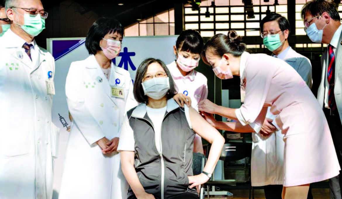 Presiden Tsai Penerima Pertama Vaksin Covid-19 Buatan Taiwan