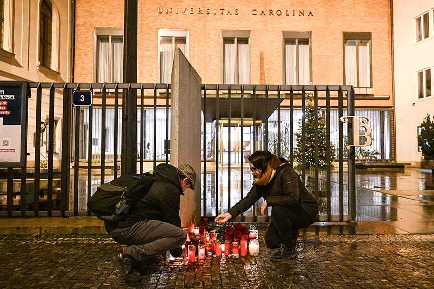 Pria Bersenjata Bunuh 14 Orang  di Universitas Praha
