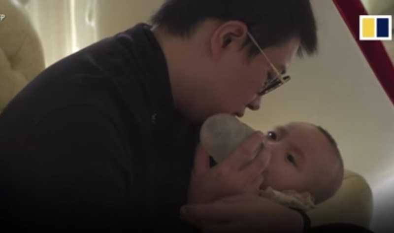 Pria Tiongkok Selamatkan Hidup Anaknya yang Menderita Sindrom Genetik Langka dengan Obat Buatan Sendiri