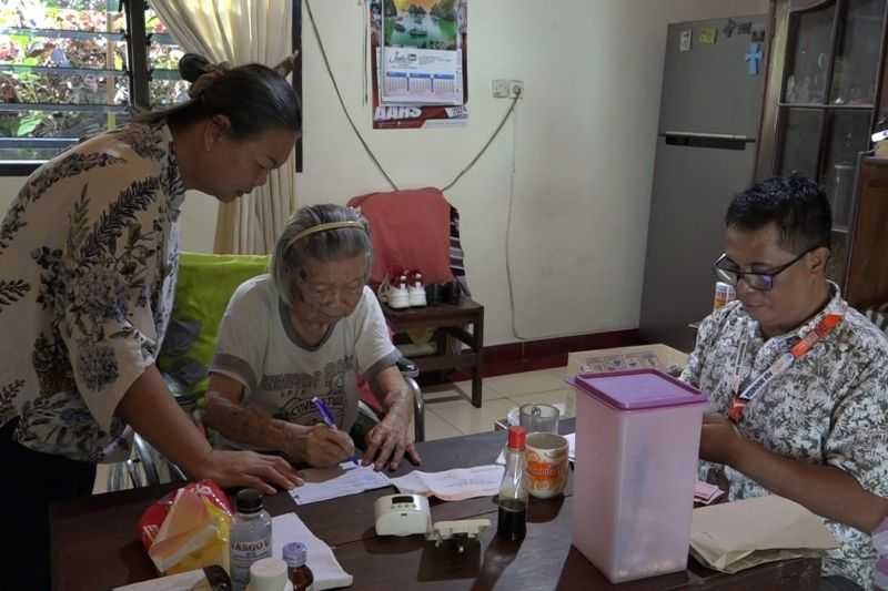 PT Pos Manado Antar Dana Pensiun dari Rumah ke Rumah Penerima yang Sudah Lansia dan Sakit