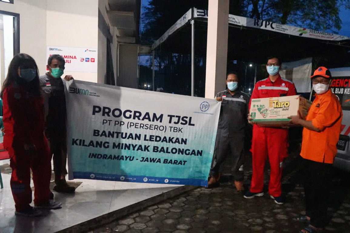 PT PP Bantu Korban Kebakaran Kilang Pertamina di Balongan