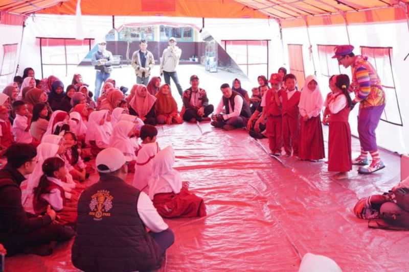 Pulihkan Trauma, Seniman Badut Hibur Anak-anak Korban Gempa di Garut