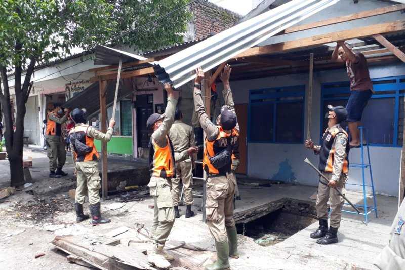Puluhan Bangunan Liar di Atas Saluran Air di Surabaya Ditertibkan