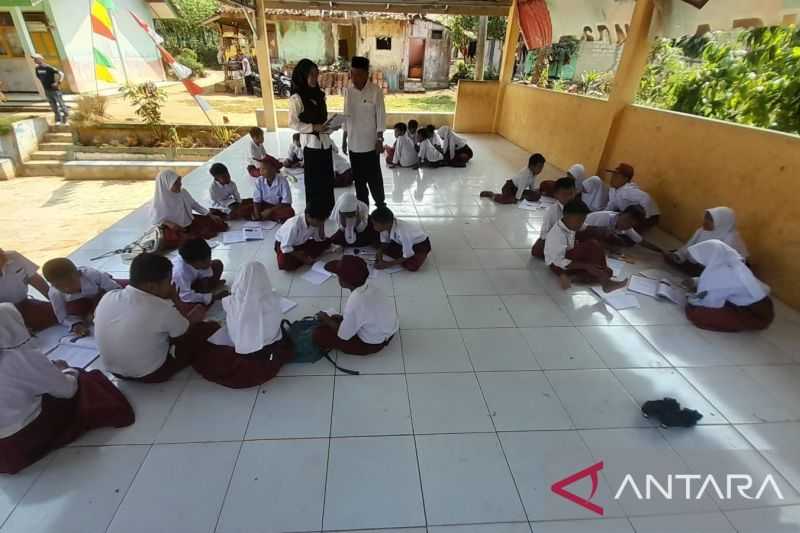 Puluhan Pelajar SDN Ciaripin Sukabumi Terpaksa Belajar dengan Cara Lesehan