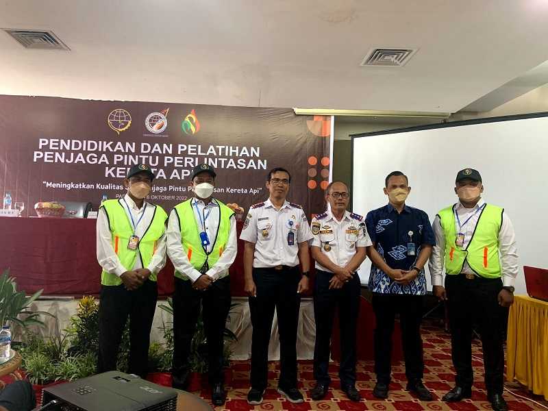 Puluhan Penjaga Pintu Perlintasan Dapat Pendidikan Keselamatan dari BTP Sumbagbar