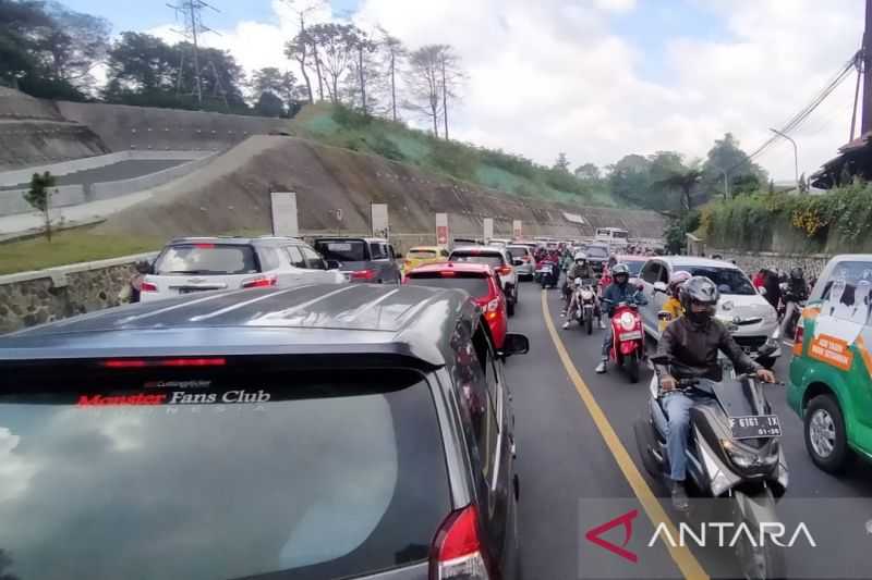 Puluhan Ribu Kendaraan Terjebak Macet Di Puncak Selama Delapan Jam