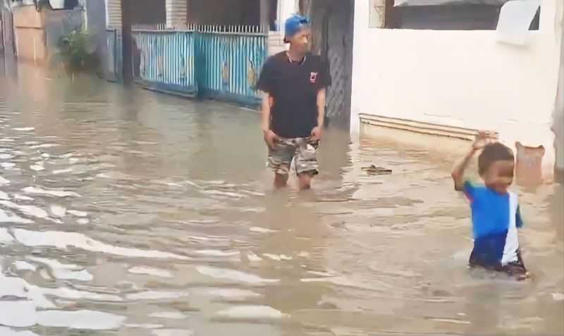 Puluhan Rumah di Kelurahan Makasar Terendam akibat Luapan Kali Cipinang