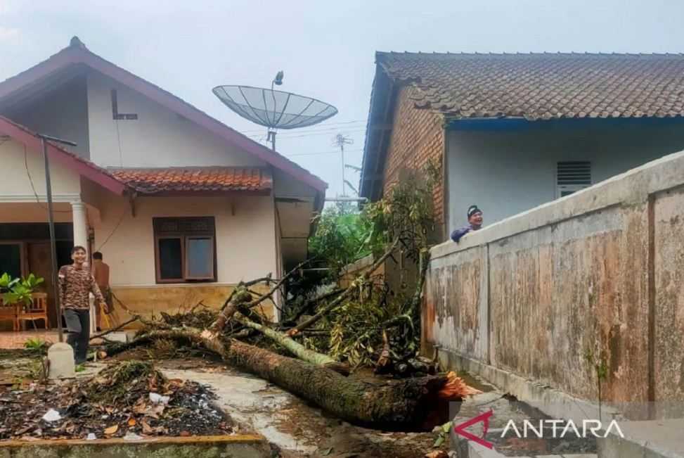 Puluhan Rumah di Sukabumi Rusak Disapu Angin Puting Beliung