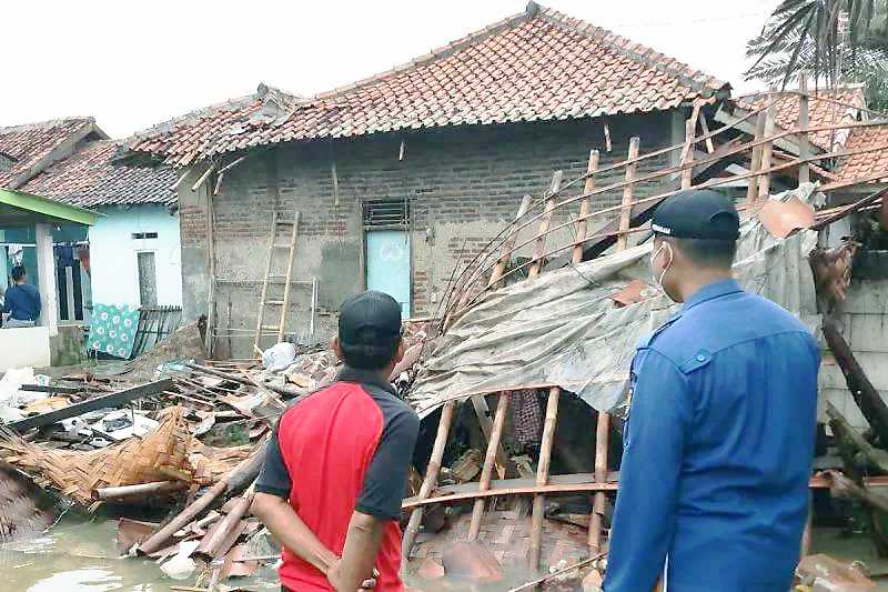 Puluhan Rumah  Rusak akibat  Puting Beliung