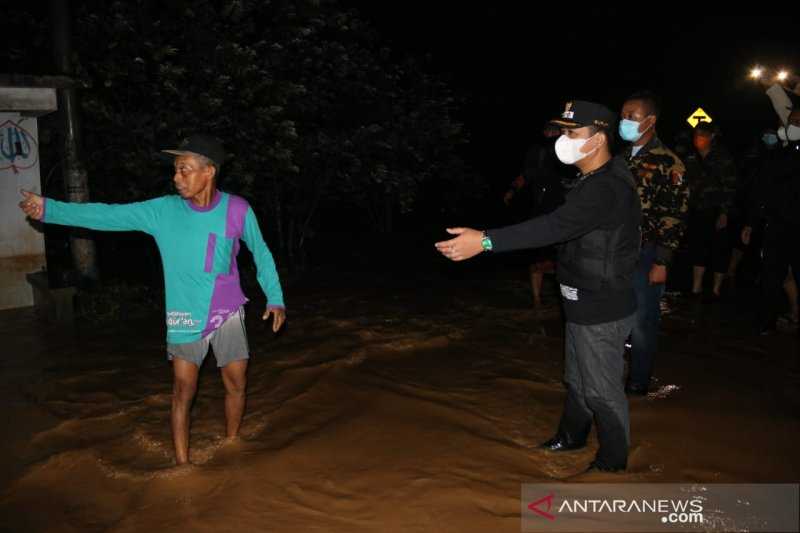 Puluhan Warga Mengungsi Akibat Banjir Menerjang Kabupaten Lumajang