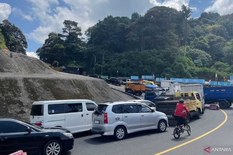 Puncak Macet, Polisi Alihkan Arus ke Jalur Alternatif Selama Penertiban Kios Liar