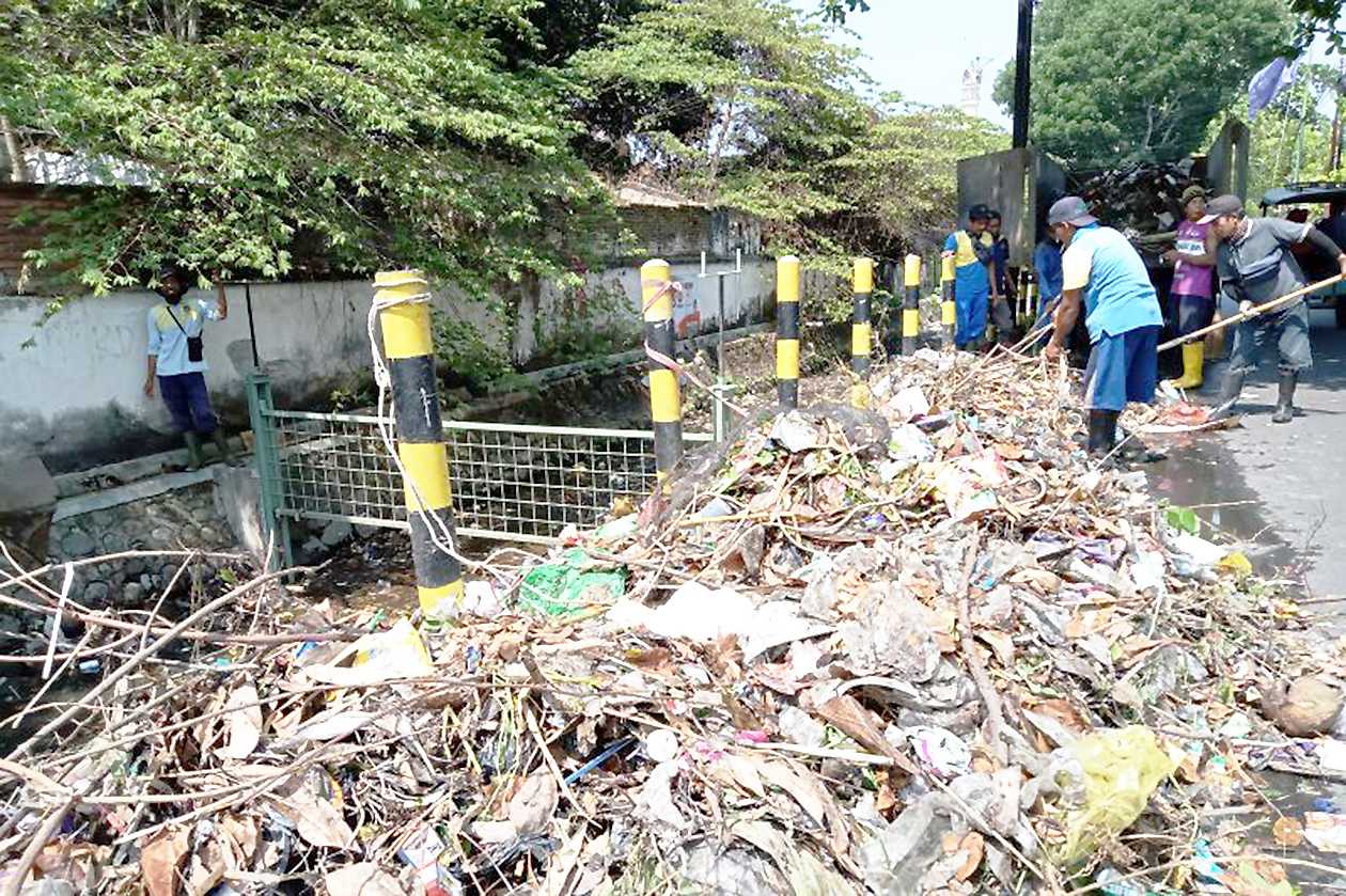 PUPR Mataram Terapkan Penyekat Sampah di Saluran Air