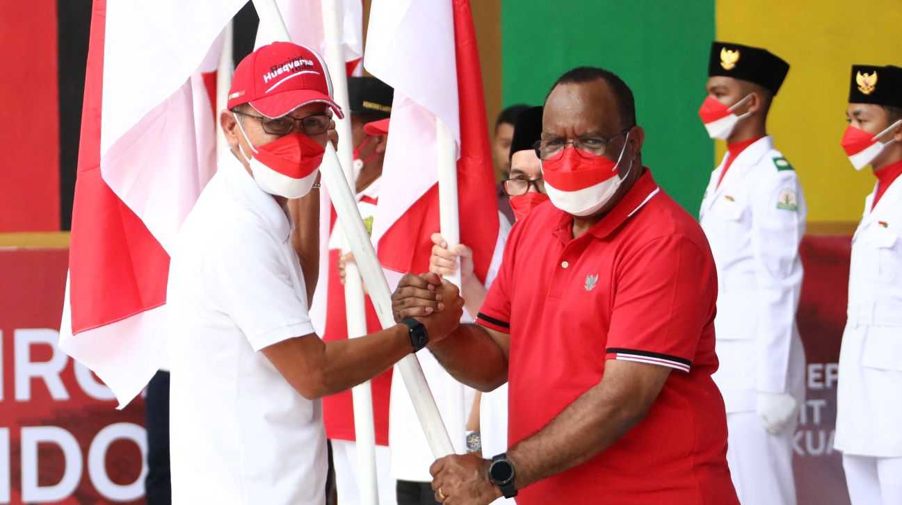 Pupuk Nasionalisme, John Wempi Wetipo Serahkan Bendera Merah Putih kepada Masyarakat Aceh