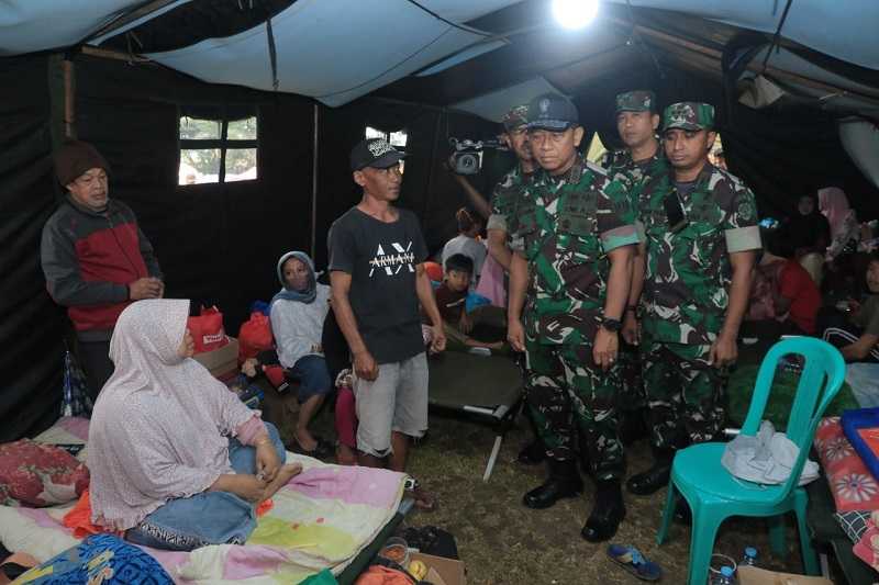 Pusat Zeni Angkatan Darat Peduli dan Serahkan Bantuan kepada Korban Gempa Cianjur
