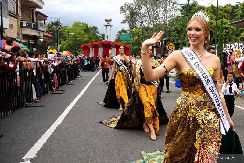 Putri Kecantikan Swiss Ikut Meramaikan Parade Peragaan Busana Batik Kota Tulungagung